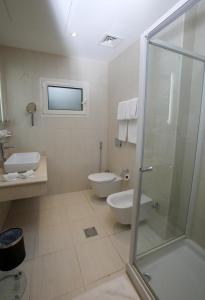 Bilik mandi di Rawda Hotel