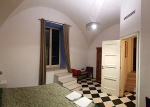 パレルモにあるCalamarùのチェッカーボードフロアのベッドルーム1室