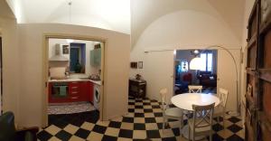 パレルモにあるCalamarùのキッチン、リビングルーム(テーブル付)、
