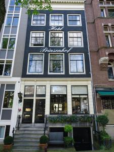 un bâtiment avec un panneau de pharmacie à l'avant dans l'établissement Hotel Prinsenhof Amsterdam, à Amsterdam