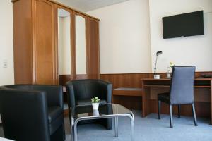 a waiting room with two chairs and a desk at Haus am Wasserfall in Detmold