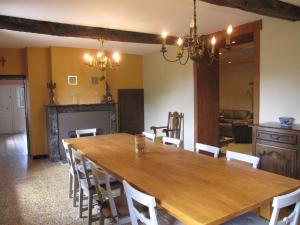 Sart-Custinne的住宿－Le Relais de la Houille，用餐室配有大型木桌和椅子