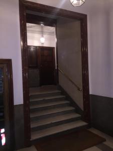 - un couloir avec des escaliers et une porte dans l'établissement B&B La Capitale, à Rome