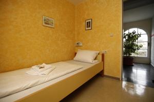 Kolping Hostel Trier im Warsberger Hof客房内的一张或多张床位