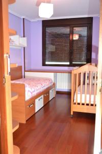 1 dormitorio con litera y cuna en Apartment Ana, en Quijas
