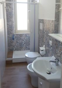 トラーパニにあるAnnalisa Apartmentsのバスルーム(トイレ、洗面台、シャワー付)