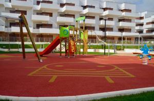 plac zabaw przed budynkiem apartamentowym z placem zabaw w obiekcie Terrazas de Campoamor Barbara w mieście Playas de Orihuela