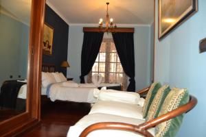 プラヤ・オンダにあるSweet Homeのベッドルーム1室(ベッド2台、鏡付)