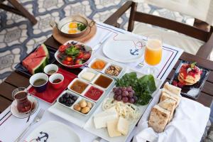 una mesa con una bandeja de comida y bebidas. en Losta Sahil Evi 2, en Selimiye