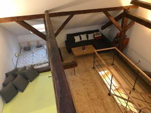 A bed or beds in a room at Apartman Stiavnica