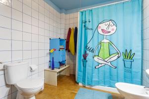Baño con cortina de ducha con una mujer. en Vivienda Vacacional El Faro, en Puerto Naos, en Los Llanos de Aridane 15 fotos más