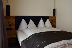Un pat sau paturi într-o cameră la Allegra