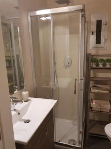 een badkamer met een douche en een wastafel bij HOME "SUITE" HOME in Napels