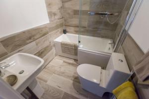 Koupelna v ubytování Bakers Cottage + 27 fotografií