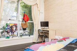 TV a/nebo společenská místnost v ubytování Abbotsford Private Rooms & Pods - 15 Charles Homestay