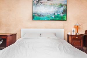 A bed or beds in a room at Abbotsford Private Rooms & Pods - 15 Charles Homestay