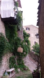 a building with a balcony with a bench and a table at Monolocale romantico in Roccastrada