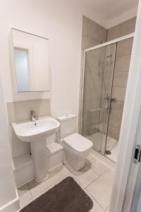 y baño con aseo, lavabo y ducha. en Meridian Apartment Suites en Southend-on-Sea