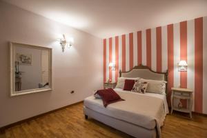 マティーノにあるAl KamarTajのベッドルーム1室(ストライプの壁のベッド1台付)