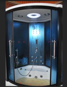 bagno con vasca in una camera con pareti blu di Misty Mountain Lodge a Naro Moru
