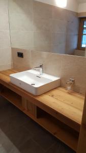 Koupelna v ubytování Wildererhütte Chalet Helmut + 37 fotografií