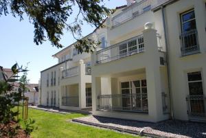 una fila de edificios blancos con balcones en Dünenresidenz Königin Augusta - Apt. 20 en Binz