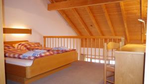 ボーデンマイスにあるFerienwohnung Bodenmais am Silberbergの木製の天井が特徴のベッドルーム1室(ベッド1台付)