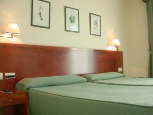 Łóżko lub łóżka w pokoju w obiekcie Hotel Bahía Bayona