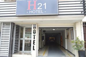 ein Hotel mit einem Schild auf der Vorderseite in der Unterkunft Hotel H21 in Cali