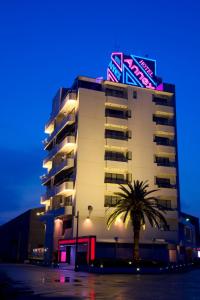 um edifício com uma palmeira em frente em Hotel Coco de Annex (Love Hotel) em Kitakyushu