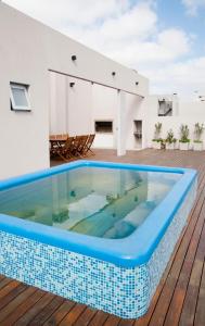 una piscina en la terraza de una casa en 2415 Palermo en Buenos Aires