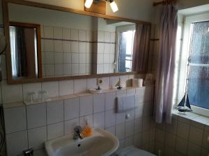 Koupelna v ubytování Naturwert Hotel Garni Ursula + 37 fotografií
