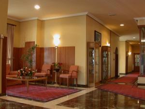 hol z krzesłami i stołem w budynku w obiekcie Hotel Bahía Bayona w mieście Baiona
