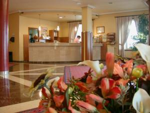 hol z poczekalnią i kontuarem z kwiatami w obiekcie Hotel Bahía Bayona w mieście Baiona