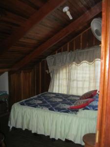 1 dormitorio con 2 almohadas en Chalet Villa Vilma, en San Mateo