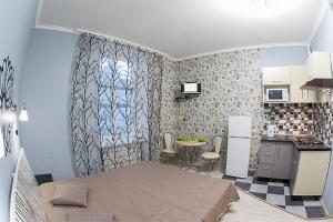 een keuken en een slaapkamer met een bed en een tafel bij Квартира в центрі на вулиці Краківька 34 біля Площі Ринок in Lviv