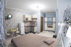 een slaapkamer met een bed en een keuken in een kamer bij Квартира в центрі на вулиці Краківька 34 біля Площі Ринок in Lviv