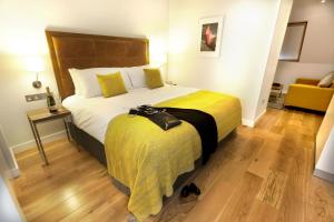 a bedroom with a bed and a desk at PREMIER SUITES PLUS Dublin, Ballsbridge in Dublin