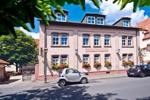 オーベルンブルク・アム・マインにあるLandgasthaus Römerhofの建物前の小型車