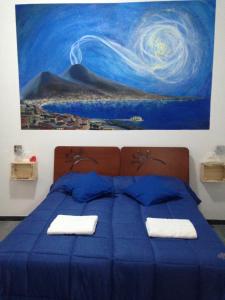 ナポリにあるDomus 19のベッドルーム1室(壁に絵画が描かれた青いベッド1台付)