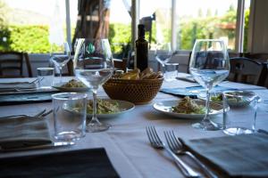 stół z kieliszkami do wina i talerzami żywności w obiekcie Locanda Di Ansedonia - Ristorante GRIGL"io" w mieście Orbetello