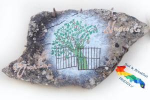 Un rocher avec un arbre peint sur lui dans l'établissement Giardino Nascosto, à Taviano