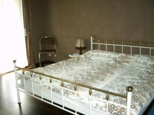 ベンスハイムにあるFerienwohnung Schlossblickのベッドルーム(白いベッド1台、椅子付)
