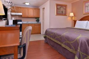 Postel nebo postele na pokoji v ubytování Americas Best Value Inn Eugene