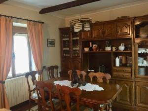 een eetkamer met een tafel en stoelen bij Apartamento Rural Areso - Fraxkuenea in Areso