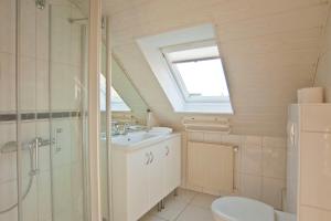 Ένα μπάνιο στο Ferienwohnung Geestemuende +34 φωτογραφίες
