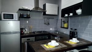 una cocina con una barra con dos platos. en Guest Home, en Pitigliano