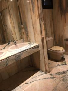 バレンシアにあるAPARTAMENTO CENTRICO PARKING - WIFiのバスルーム(洗面台、トイレ付)