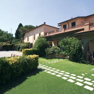 una casa con un prato di fronte a una casa di Ranch Hotel a Scarlino