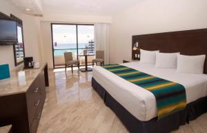 Postel nebo postele na pokoji v ubytování Crown Paradise Club Cancun - All Inclusive